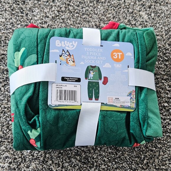 Kids Bluey Holiday Pajama Bundle, 3T  Top, bottom and socks. NWT - Picture 3 of 5